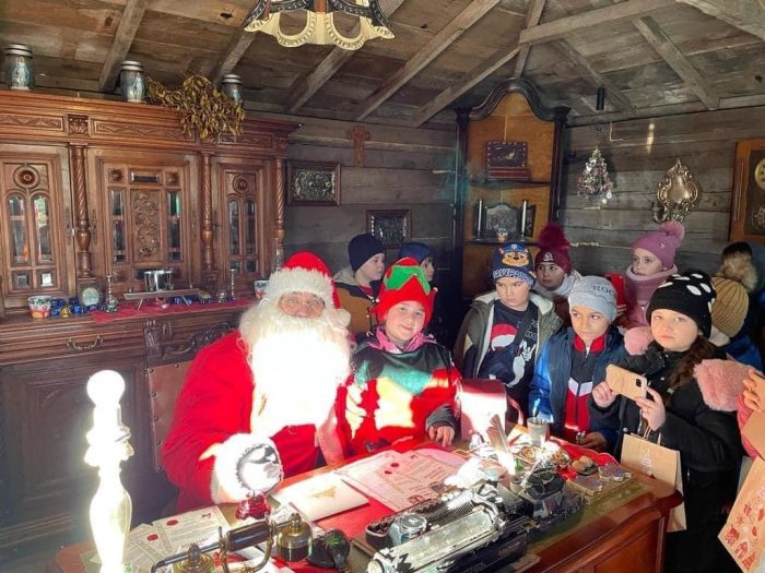 Excursie o zi in Satul lui Mos Craciun si Targul de Craciun din Brasov - imagine 3