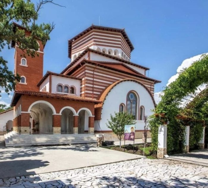 Pelerinaj - Hram Sfantul Mare Mucenic si Tamaduitor Pantelimon “ Doctor Far-de Arginti “ - imagine 3