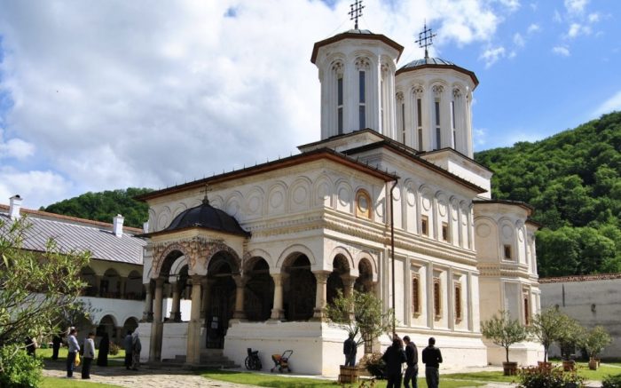 Pelerinaj la Pr. Arsenie Boca cu traseu Ramnicu Valcea, Tg Jiu- Petrosani, Hateg-Prislop, Valea Oltului - imagine 5