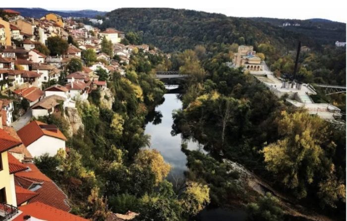 Excursie in Bulgaria -  Ruse 𝒍𝒂 𝑽𝒆𝒍𝒊𝒌𝒐 𝑻𝒂𝒓𝒏𝒐𝒗𝒐, cunoscut drept „Orașul Țarilor”, Cetatea Tsaravets si Mini Park Bulgaria - imagine 2