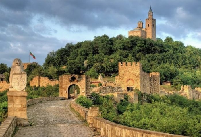 Excursie in Bulgaria -  Ruse 𝒍𝒂 𝑽𝒆𝒍𝒊𝒌𝒐 𝑻𝒂𝒓𝒏𝒐𝒗𝒐, cunoscut drept „Orașul Țarilor”, Cetatea Tsaravets si Mini Park Bulgaria