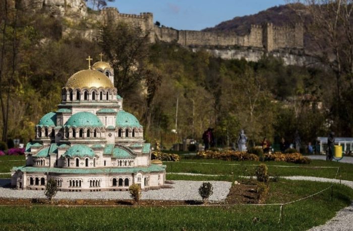 Excursie in Bulgaria -  Ruse 𝒍𝒂 𝑽𝒆𝒍𝒊𝒌𝒐 𝑻𝒂𝒓𝒏𝒐𝒗𝒐, cunoscut drept „Orașul Țarilor”, Cetatea Tsaravets si Mini Park Bulgaria - imagine 3