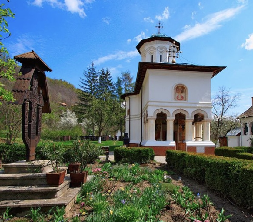 Pelerinaj o Zi - Manastirea Surpatele la Parintele Ioanichie 3 Pelerinaj o Zi - Manastirea Surpatele la Parintele Ioanichie - imagine 2