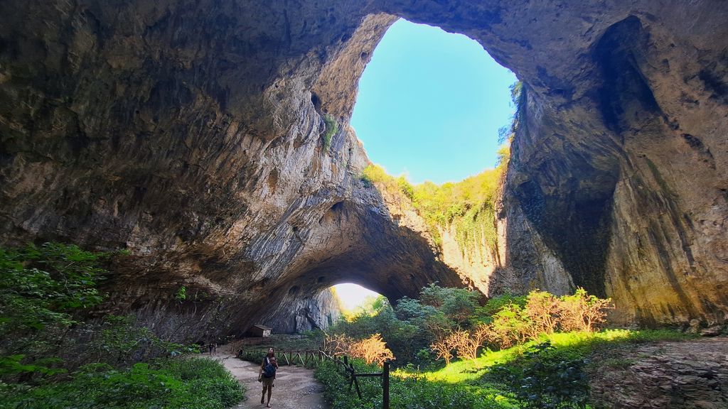 Excursie in Bulgaria - Descopera Cascadele Krushuna, Pestera Devetashka si Orasul Lovech 6 Excursie in Bulgaria - Descopera Cascadele Krushuna, Pestera Devetashka si Orasul Lovech - imagine 5