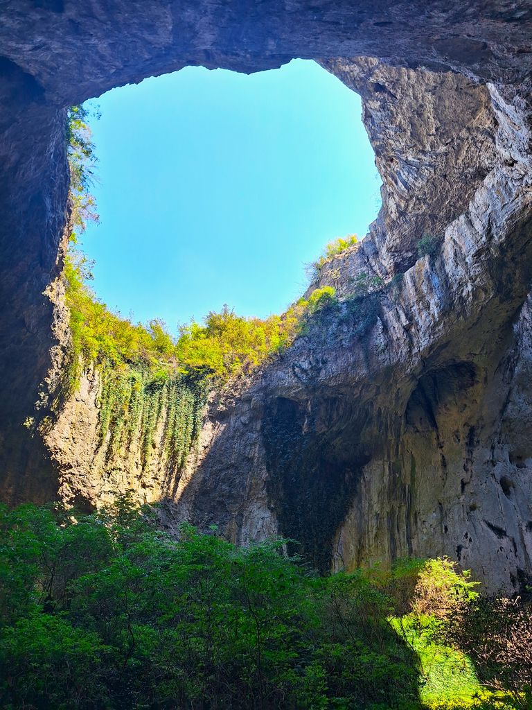 Excursie in Bulgaria - Descopera Cascadele Krushuna, Pestera Devetashka si Orasul Lovech 7 Excursie in Bulgaria - Descopera Cascadele Krushuna, Pestera Devetashka si Orasul Lovech - imagine 6