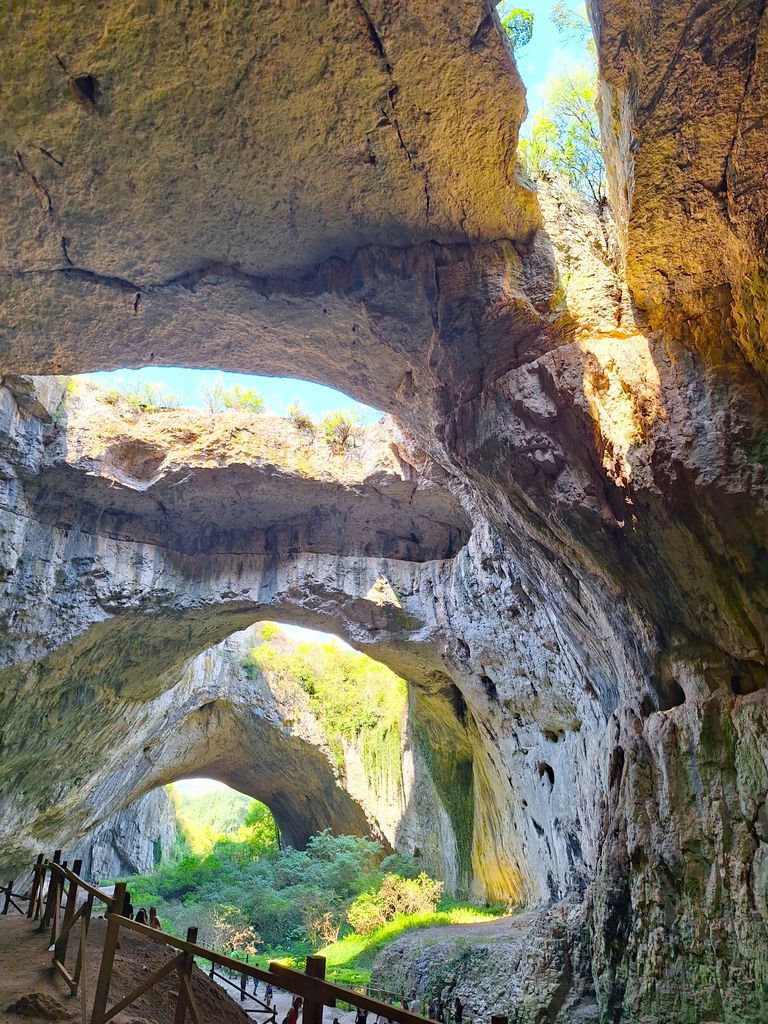 Excursie in Bulgaria - Descopera Cascadele Krushuna, Pestera Devetashka si Orasul Lovech 5 Excursie in Bulgaria - Descopera Cascadele Krushuna, Pestera Devetashka si Orasul Lovech - imagine 4