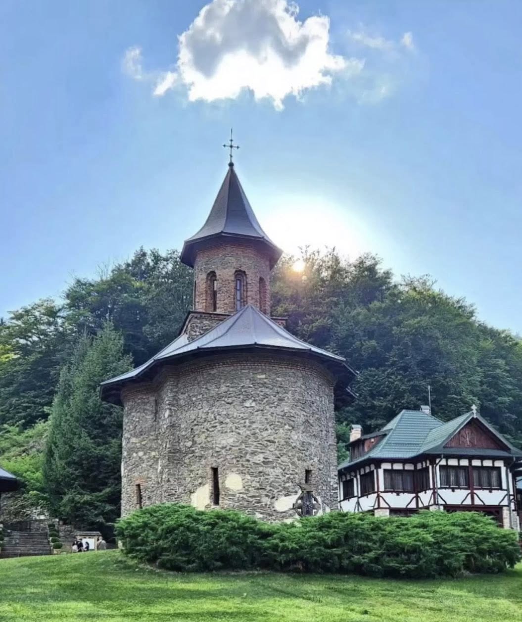 Pelerinaj la Sf. Cuvios Marturisitor Arsenie Boca de la Prislop – M-rea Cornet, M-rea Lainici si M-rea Tismana cu Gradinile Di Zoe 7 poza 1 pr ars iul