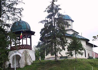 Excursie o zi - rugaciuni la Manastirile din Pitesti si relaxare in natura 12 biserica trivale