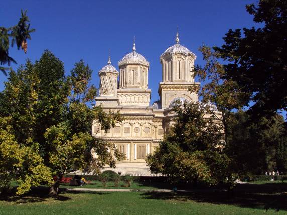 Excursie in Curtea de Arges la Racla Sfintei Mucenita Filofteia si un pranz pescaresc 5 Excursie in Curtea de Arges la Racla Sfintei Mucenita Filofteia si un pranz pescaresc - imagine 4